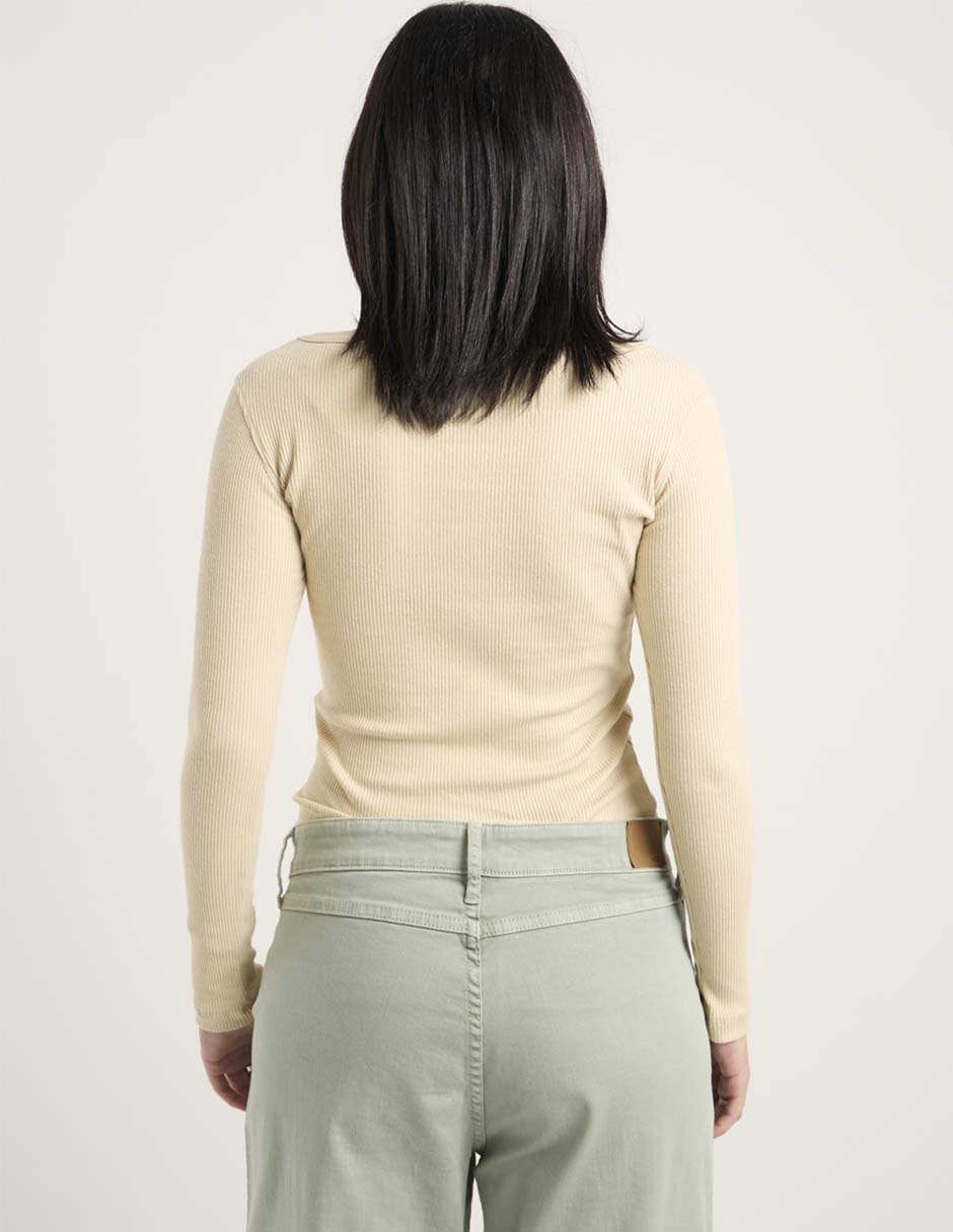 Playera manga corta cuello henley mujer 2