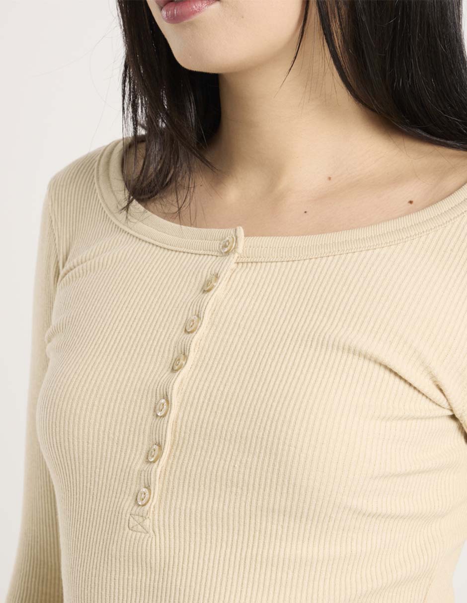 Playera manga corta cuello henley mujer 4