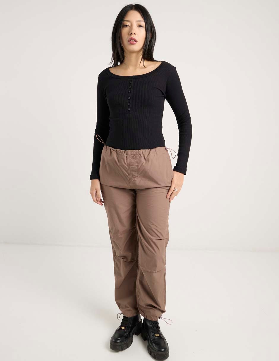Playera manga corta cuello henley mujer 4