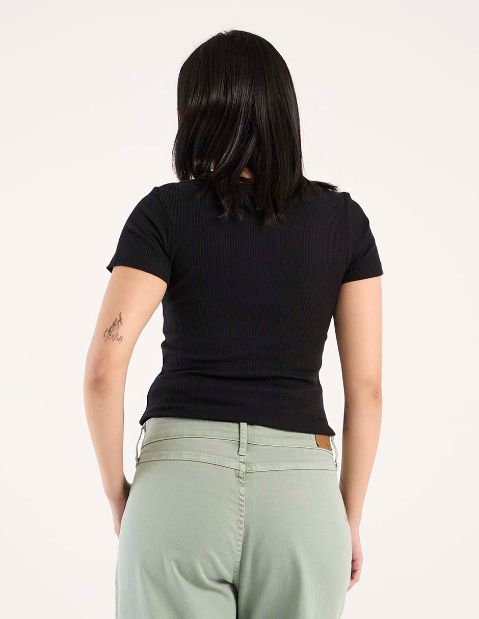 Playera manga corta cuello henley mujer 2