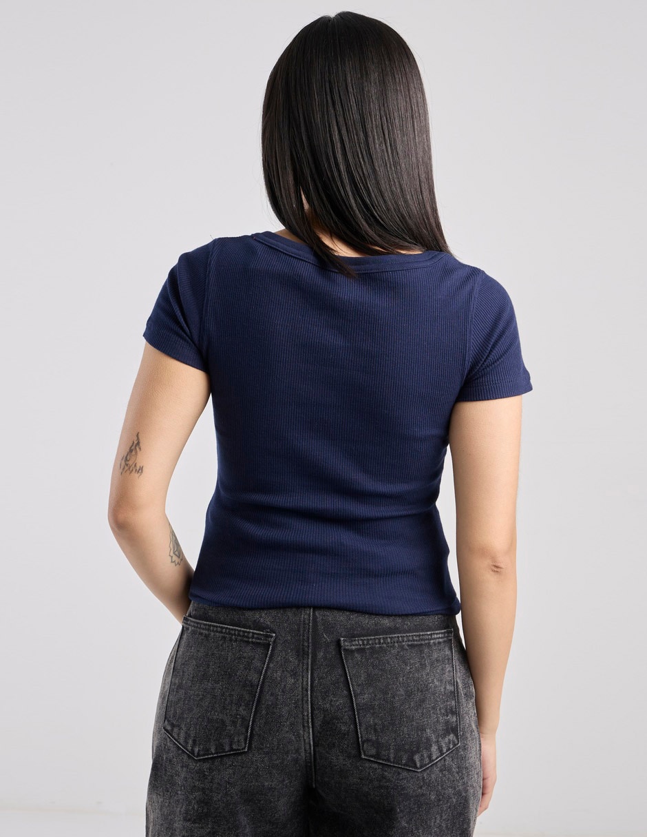 Playera manga corta cuello henley mujer 5