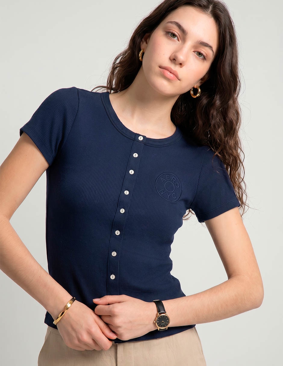 Playera manga corta Aero cuello henley para mujer