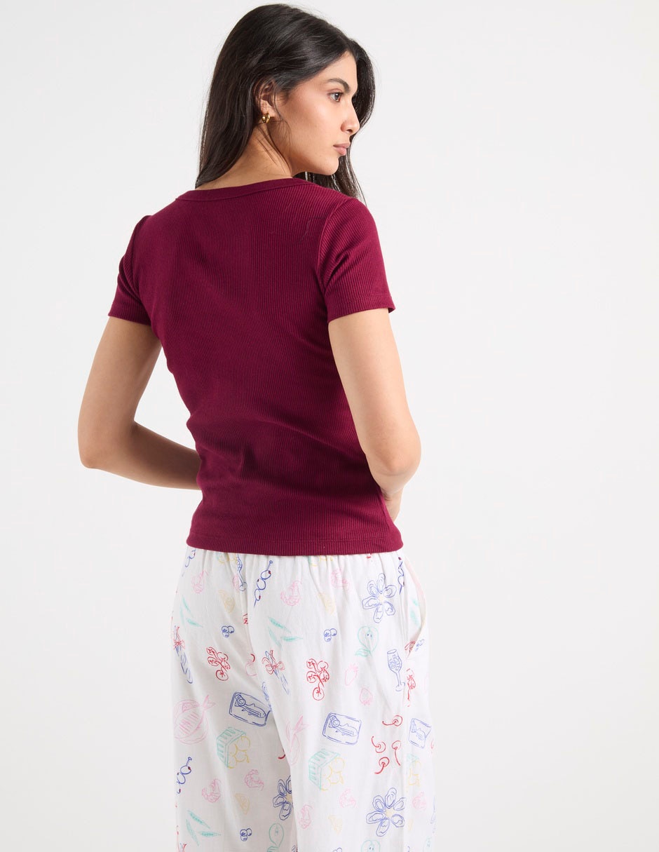 Playera manga corta cuello henley para mujer 2