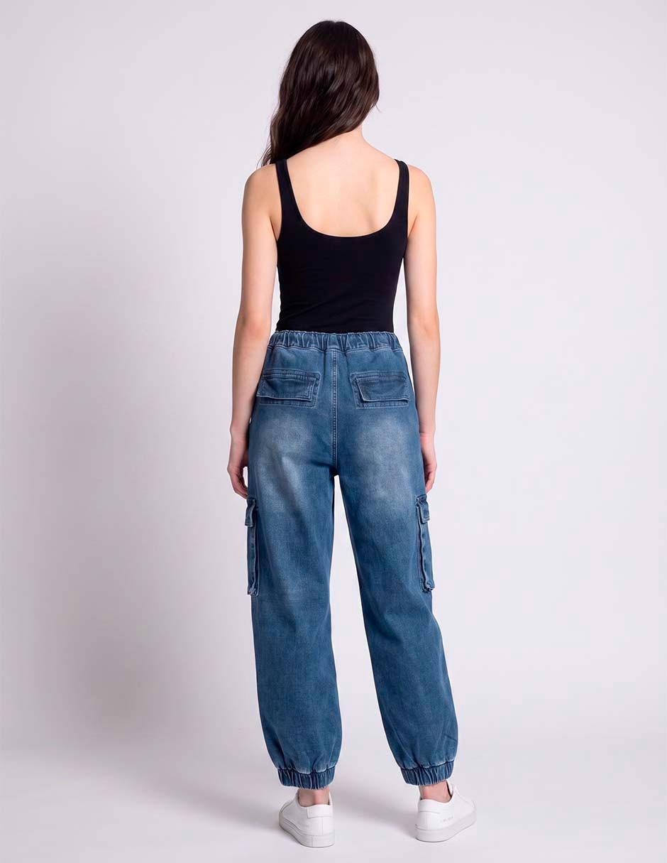 Jeans cargo barrel para mujer 4