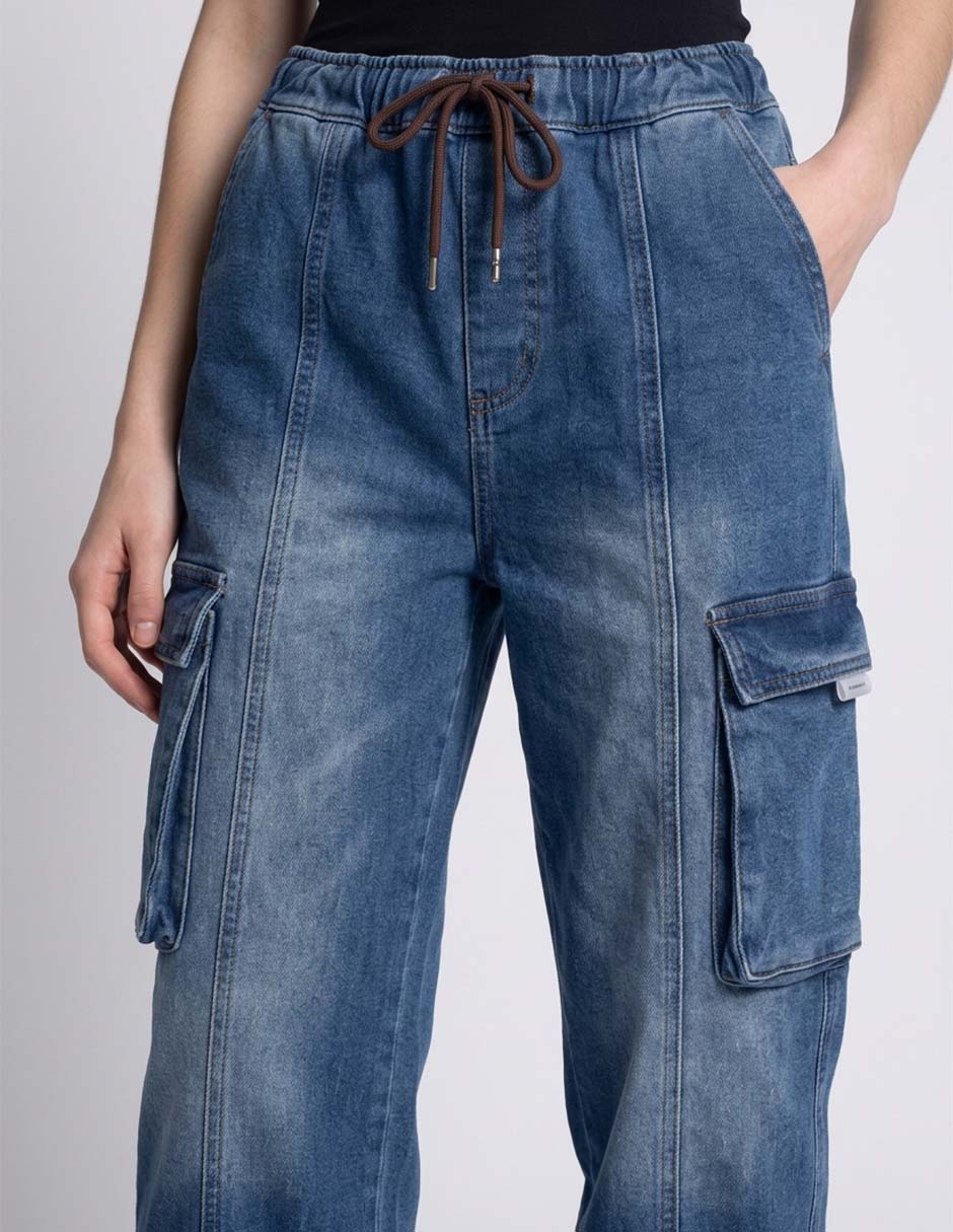 Jeans cargo barrel para mujer 3
